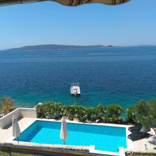 Apartments Niana With Heated Seawater Swimingpool Donji Okrug  Exterior foto