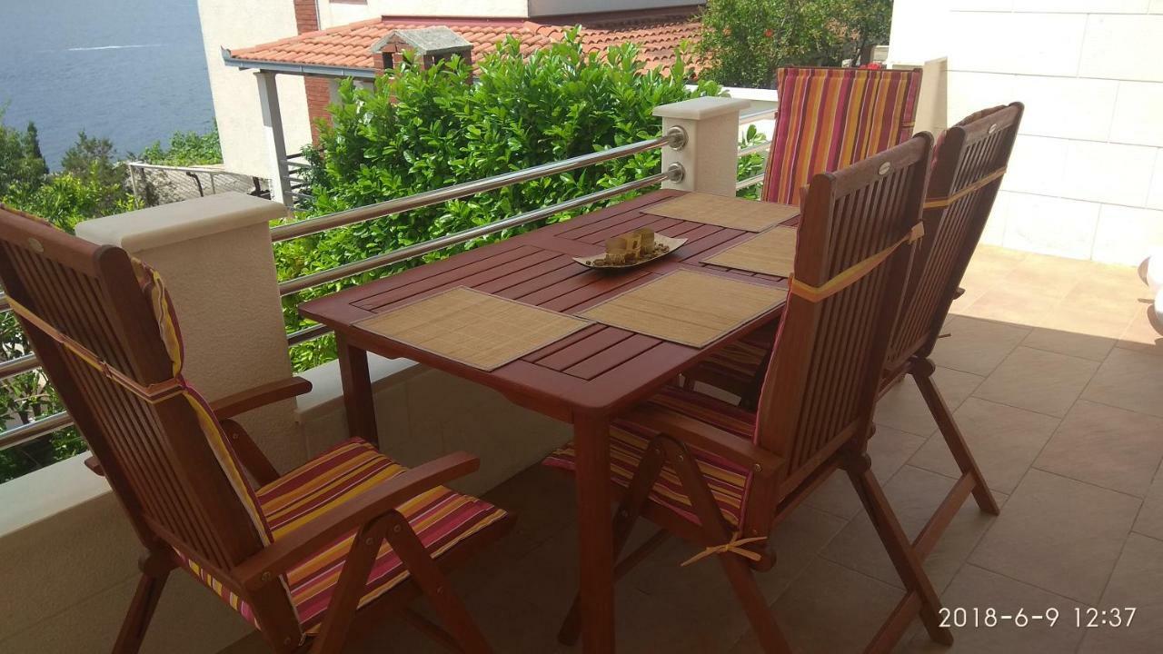 Apartments Niana With Heated Seawater Swimingpool Donji Okrug  Exterior foto